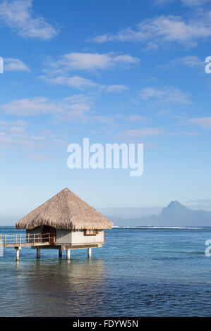 Bungalow Overwater al Le Meridien Tahiti Hotel, Pape'ete, Tahiti, Polinesia Francese Foto Stock