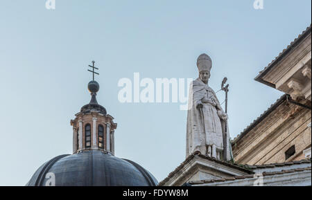 Particolare della facciata della Cattedrale di Urbino, Italia. Foto Stock