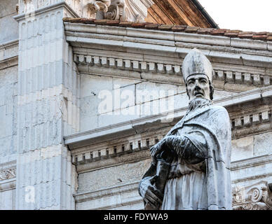 Particolare della facciata della Cattedrale di Urbino, Italia Foto Stock