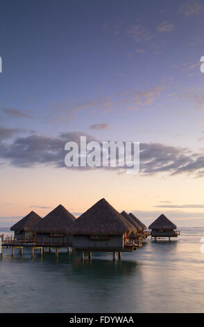 Bungalow Overwater al Le Meridien Tahiti Hotel, Pape'ete, Tahiti, Polinesia Francese Foto Stock