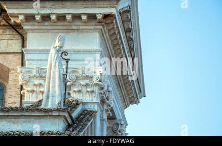 Particolare della facciata della Cattedrale di Urbino, Italia. Foto Stock