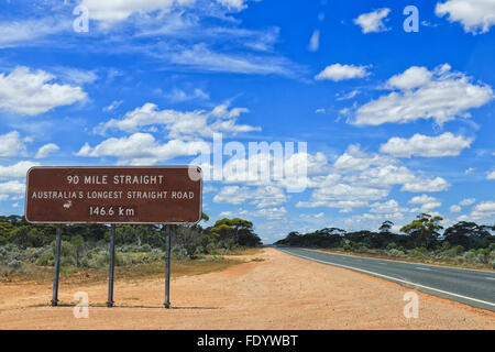 Informazioni marrone cartello stradale in Western Australia Nullarbor Plain lungo la Eyre Highway circa 90 miglia di strada diritta davanti Foto Stock