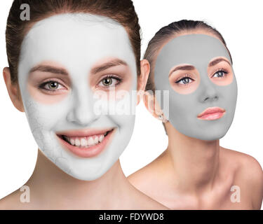 Giovane donna con argilla maschera facciale Foto Stock