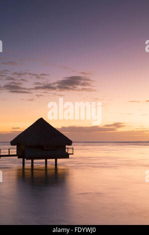 Bungalow Overwater al Le Meridien Tahiti Hotel al tramonto, Pape'ete, Tahiti, Polinesia Francese Foto Stock