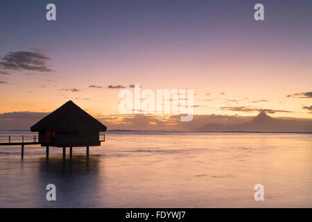 Bungalow Overwater al Le Meridien Tahiti Hotel al tramonto, Pape'ete, Tahiti, Polinesia Francese Foto Stock
