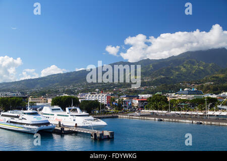 Barche nel porto, Pape'ete, Tahiti, Polinesia Francese Foto Stock