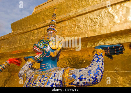 Custode monkey-dragons in al Grand Palace, Bangkok, Thailandia Foto Stock