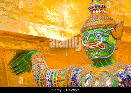 Custode monkey-dragons in al Grand Palace, Bangkok, Thailandia Foto Stock