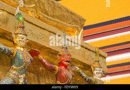 Custode monkey-dragons in al Grand Palace, Bangkok, Thailandia Foto Stock