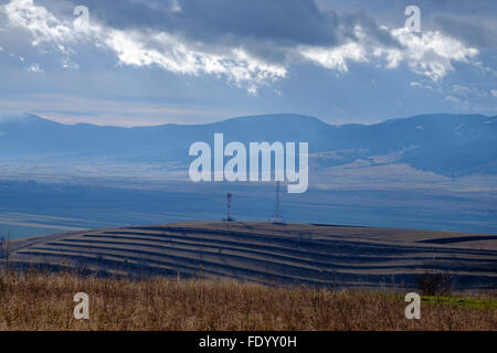 Colline con antenne per telecomunicazioni in corrispondenza di una zona di montagna in Transilvania, Romania, vicino a Miercurea Ciuc Foto Stock