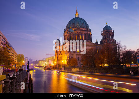 Berlino, Germania - 31 Ottobre 2015 : vista notturna della Cattedrale di Berlino dalle sponde del fiume Spree. Foto Stock