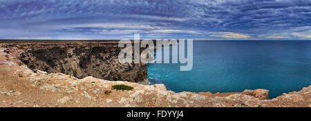 Vista spettacolare dalla elevata lookout in Sud Australia Nullarbor Plain verso la costa frastagliata di australian plato Foto Stock