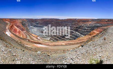 Panorama di super montare miniera d'oro in Kalgoorlie del Western Australia con ampia fossa aperta al di sotto Foto Stock