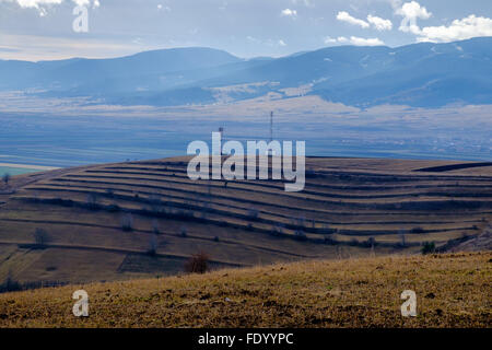 Colline con antenne per telecomunicazioni in corrispondenza di una zona di montagna in Transilvania, Romania, vicino a Miercurea Ciuc Foto Stock