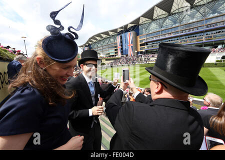 Ascot, Regno Unito, l'uomo con il cilindro fotografato una ricevuta di scommesse Foto Stock