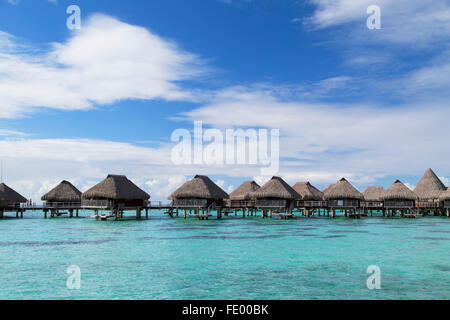 Bungalow Overwater di Hilton Mo'orea Lagoon Resort Hotel, Moorea, Isole della Società, Polinesia Francese Foto Stock