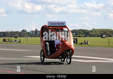 Berlino, Germania, Pedicab sul campo di Tempelhof Foto Stock