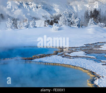 Parco Nazionale di Yellowstone, WY: doppietto piscina in inverno dalla Upper Geyser Basin Foto Stock