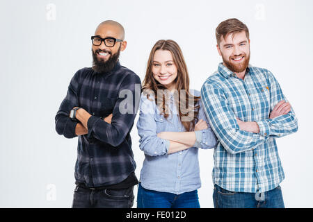 Gruppo multietnico di tre fiducioso sorridendo gli studenti in piedi Foto Stock