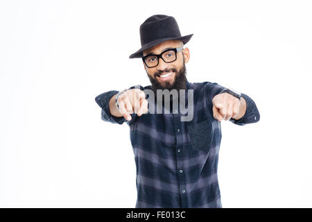 Sorridente barbuto giovane americano africano uomo nel cappello e occhiali rivolti nella fotocamera Foto Stock