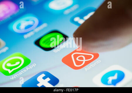 Logo dell'app di prenotazione della camera Airbnb sullo schermo di uno smartphone Foto Stock