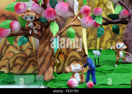 Singapore. 3 febbraio, 2016. Un lavoratore mette tocchi di rifinitura sul lanterne di scimmia alla sede della Galleria del galleggiante di Marina Bay a Singapore, febbraio 3, 2016. Singapore rende preparativi finali di mercoledì per il prossimo capodanno nuovo anno lunare di scimmia. Credito: Quindi Chih Wey/Xinhua/Alamy Live News Foto Stock