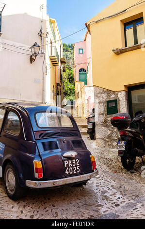 Vintage Fiat 500 e moto parcheggiate nella città di Cefalu e comune in provincia di Palermo, Sicilia, Italia Foto Stock