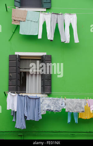 Famiglia infilate lavanderia esterno verde brillante casa dipinta Foto Stock