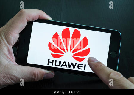 Huawei elettronica cinese sito web aziendale che mostra il logo su iPhone 6 Plus smart phone Foto Stock