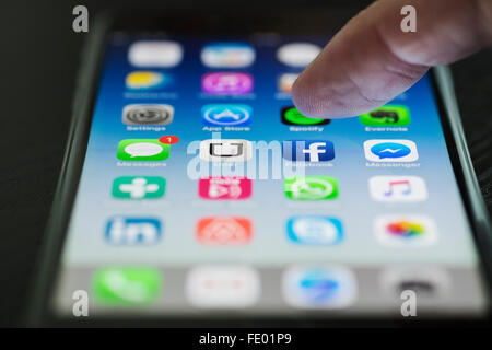 Dettaglio di molte delle app sulla schermata Home di iPhone 6 Plus smart phone Foto Stock