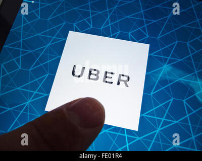 Uber online prenotazione taxi nuovo logo su app sulla schermata del telefono intelligente Foto Stock