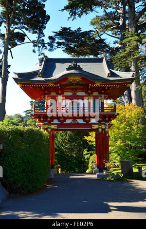 Temple Gate nel giardino giapponese del tè, Golden Gate Park di San Francisco, California, Stati Uniti d'America Foto Stock