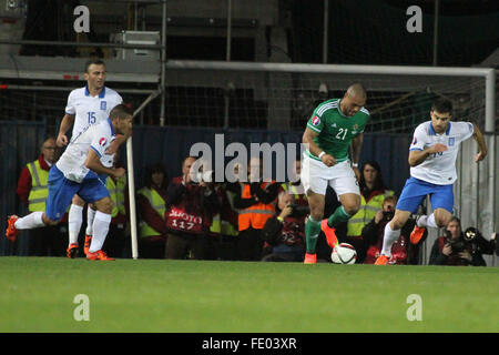 08 ott 2015 - Euro 2016 Qualifier - Gruppo F - Irlanda del Nord 3 Grecia 1. Josh Magennis (21) taglia nel verso l'obiettivo. Foto Stock