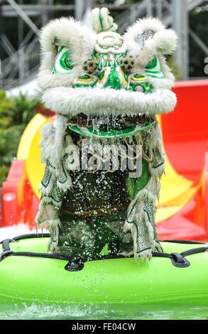 (160203) -- JAKARTA, Febbraio 3, 2016 (Xinhua) -- attori eseguire Lion dance presso Atlantis acqua Le avventure di Taman Impian Jaya Ancol, Jakarta, Indonesia, Febbraio 3, 2016. Prima del nuovo anno lunare cinese, molti parchi e resorts di Giacarta e fornire ai visitatori con il divertimento con il nuovo anno le celebrazioni. (Xinhua/Veri Sanovri)(azp) Foto Stock