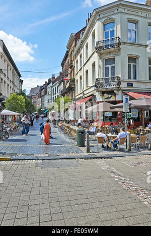 Brussels city life a ora di pranzo. Piazza Place Jourdan a Etterbeek vicino a Commissione europea e Unione europea-distretto di Bruxelles. Foto Stock