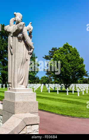 Francia, Normandia, Colleville Sur Mer, una statua nel cimitero americano della seconda guerra mondiale. Foto Stock