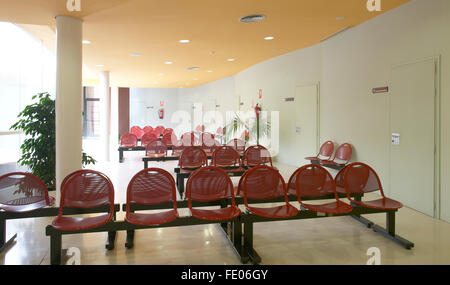 Ospedale area di attesa con rosso sedie metalliche. Orizzontale. Foto Stock