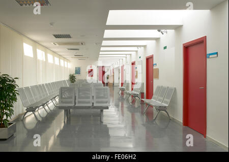 Ospedale area di attesa con sedie metalliche. Orizzontale. Foto Stock