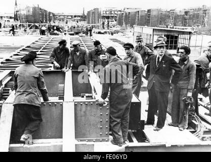 La foto della propaganda nazista mostra i lavori di costruzione di un edificio di fortificazione sul Muro Atlantico. La foto è stata scattata nell'aprile 1943. Fotoarchiv für Zeitgeschichtee - SENZA FILI - Foto Stock