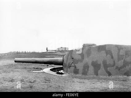 La foto della propaganda nazista mostra una batteria di artiglieria sulla costa del Mare del Nord nell'ottobre 1940, posizione sconosciuta. Costruzioni come queste e altre fortificazioni e istituzioni di difesa e bunker erano state costruite dall'Organizzazione Todt lungo il Muro Atlantico per la difesa contro gli Alleati. Fotoarchiv für Zeitgeschichte - SENZA FILI - Foto Stock