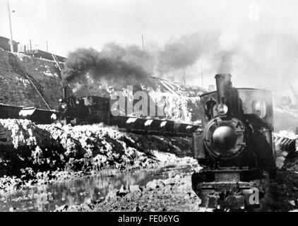 La foto della propaganda nazista mostra i lavori di costruzione per la costruzione di un terreno di fortificazione da parte dell'Organizzazione Todt presso il Muro Atlantico. La foto è stata scattata nell'ottobre 1942. Fotoarchiv für Zeitgeschichtee - SENZA FILI - Foto Stock