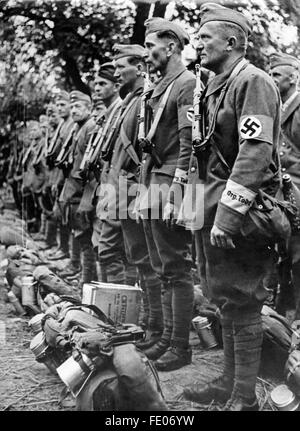 L'immagine della propaganda nazista mostra i membri dell'Organizzazione Todt che indossano uniformi con braccialetti di swastika e scritte sulle maniche, nonché armamento e mazzo da campo. Posizione e data sconosciute. Fotoarchiv für Zeitgeschichtee - SENZA FILI - Foto Stock