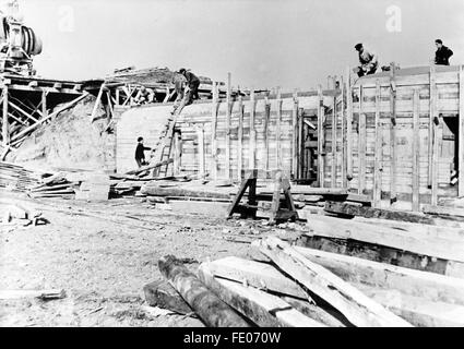 La foto della propaganda nazista mostra i lavori di costruzione dell'Organizzazione Todt sul Muro Atlantico sul fronte occidentale nell'aprile 1943. Fotoarchiv für Zeitgeschichtee - SENZA FILO SERIVICE - Foto Stock