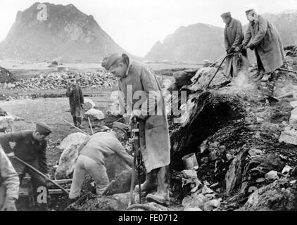 La foto della propaganda nazista mostra i lavori di costruzione per la costruzione di un terreno di fortificazione attraverso l'Organizzazione Todt presso il Muro Atlantico sul fronte settentrionale. La foto è stata scattata nell'ottobre 1943. Fotoarchiv für Zeitgeschichtee - SENZA FILI - Foto Stock