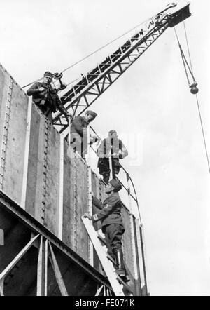 La foto della propaganda nazista mostra la costruzione di una penna sottomarina attraverso l'Organizzazione Todt presso il Muro Atlantico. La foto è stata pubblicata nel febbraio 1942. Fotoarchiv für Zeitgeschichtee - SENZA FILI - Foto Stock