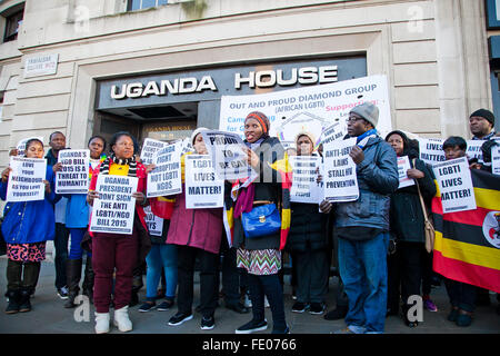 I dimostranti fuori dall Uganda Alta commissione a Londra invitando il Presidente dell Uganda per non firmare l'anti-LGBT legge sulle ONG 2015. Foto Stock
