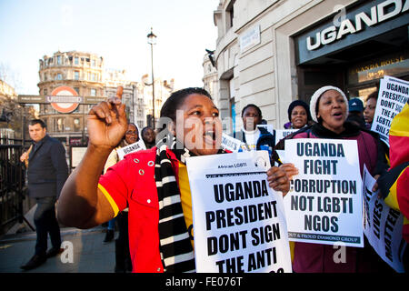 I dimostranti fuori dall Uganda Alta commissione a Londra invitando il Presidente dell Uganda per non firmare l'anti-LGBT legge sulle ONG 2015. Foto Stock