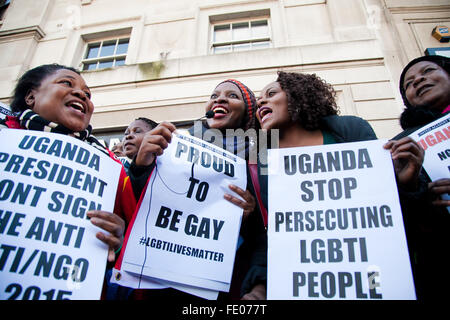 I dimostranti fuori dall Uganda Alta commissione a Londra invitando il Presidente dell Uganda per non firmare l'anti-LGBT legge sulle ONG 2015. Foto Stock