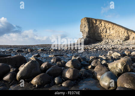 Punto di Nash in inverno con rocce in primo piano Foto Stock