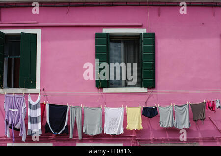 Famiglia di contro lavaggio viola parete dipinta Foto Stock